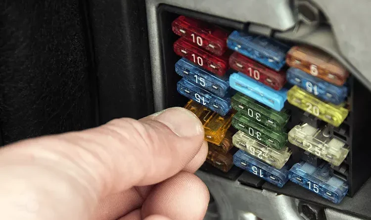 نقشه جعبه فیوز پژو 405 slx